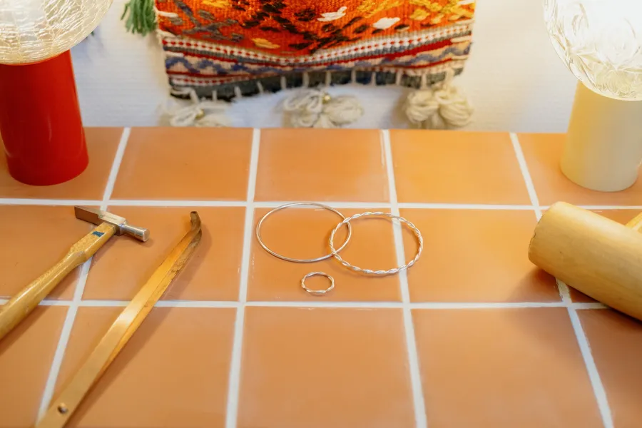 Réalisez votre bijou torsadé en argent avec Idil - Image n°1 - Wecandoo