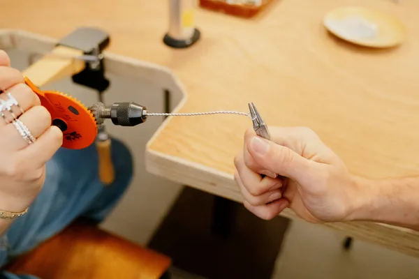 Réalisez votre bijou torsadé en argent avec Idil - Image n°2 - Wecandoo