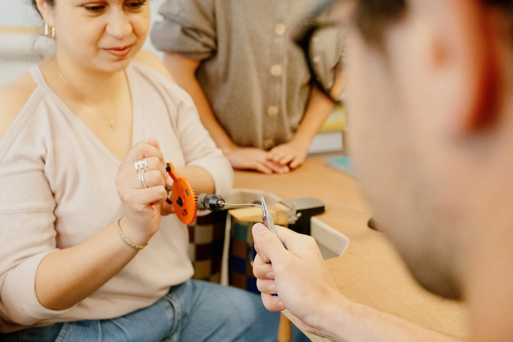 Réalisez votre bijou torsadé en argent avec Idil - Afbeelding nr. 3 - Wecandoo