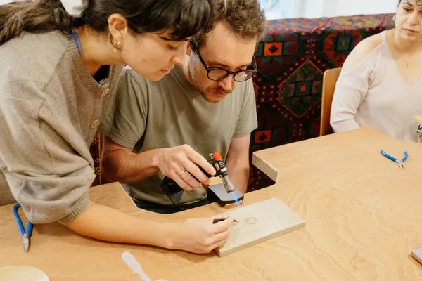 Réalisez votre bijou torsadé en argent avec Idil - Image n°4 - Wecandoo