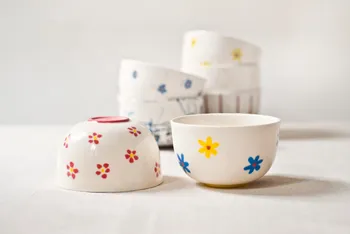 Coulez et décorez vos tasses en porcelaine
