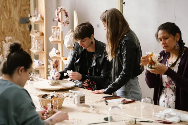 Créez votre cloche de fleurs séchées avec Oriane - Image n°3 - Wecandoo