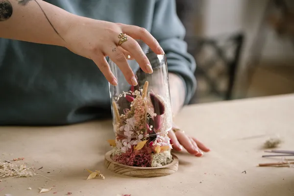 Créez votre cloche de fleurs séchées avec Oriane - Image n°2 - Wecandoo