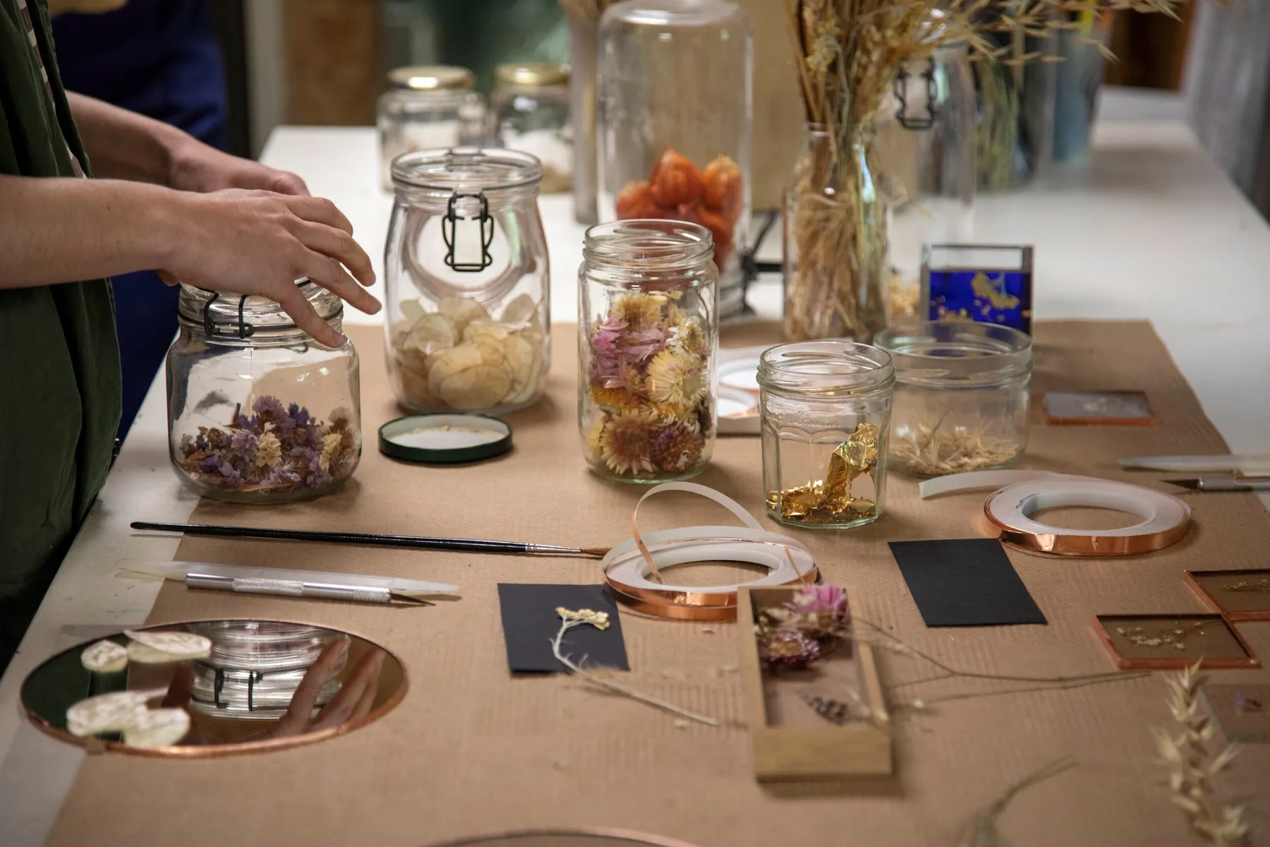 Réalisez votre miroir en vitrail végétalisé avec Céline - Image n°2 - Wecandoo