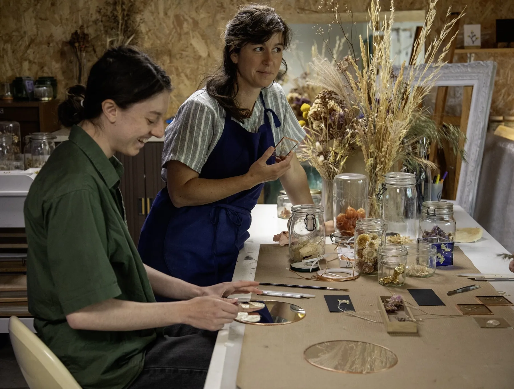 Réalisez votre miroir en vitrail végétalisé avec Céline - Image n°1 - Wecandoo