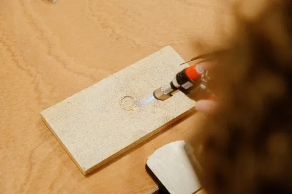 Réalisez votre bague en argent sertie d'une pierre naturelle avec Idil - Afbeelding nr. 2 - Wecandoo