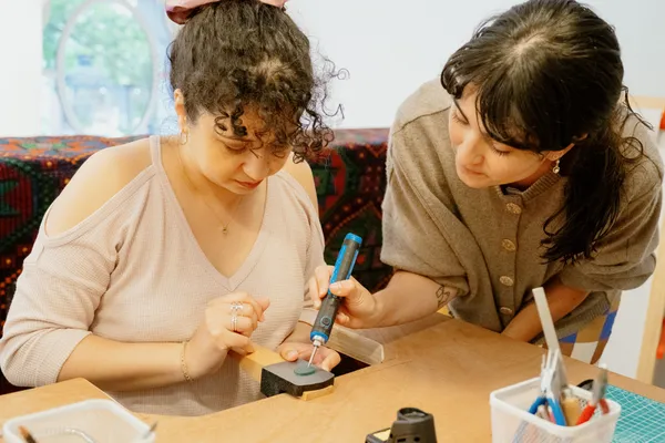 Réalisez votre bague en argent sertie d'une pierre naturelle avec Idil - Afbeelding nr. 3 - Wecandoo