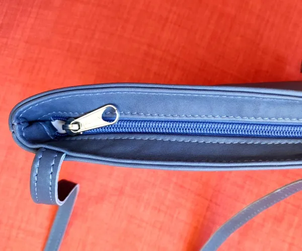 Réalisez votre pochette bandoulière en cuir avec Francesco - Image n°2 - Wecandoo