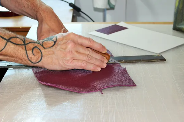 Réalisez votre pochette bandoulière en cuir avec Francesco - Image n°3 - Wecandoo