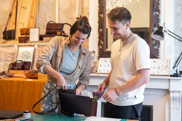 Fabriquez votre petit sac en cuir avec Augustin - Image n°2 - Wecandoo