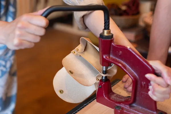 Fabriquez votre porte-monnaie en cuir avec Augustin - Image n°4 - Wecandoo