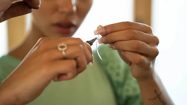 Fabriquez vos boucles d'oreille personnalisées avec Marine - Image n°1 - Wecandoo