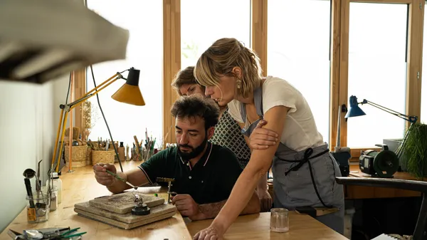 Réalisez votre bijou en fonte artisanale avec Marine - Image n°1 - Wecandoo