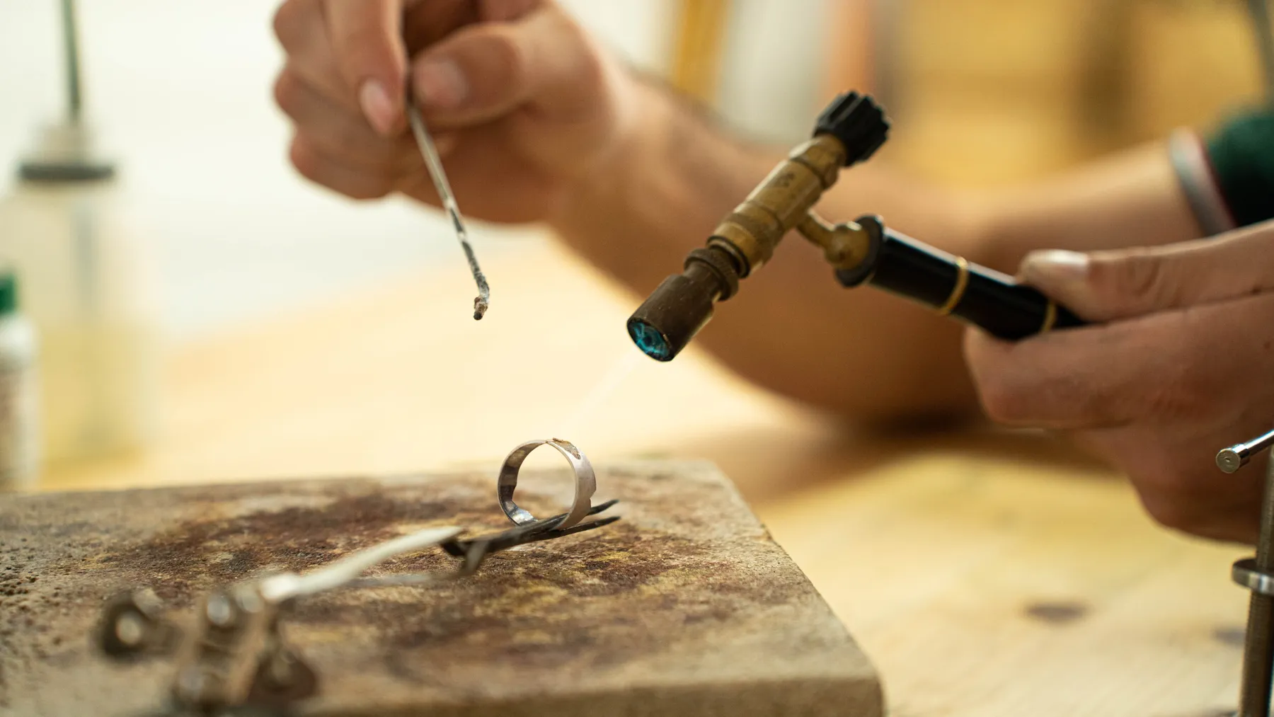 Réalisez votre bijou en fonte artisanale avec Marine - Image n°2 - Wecandoo