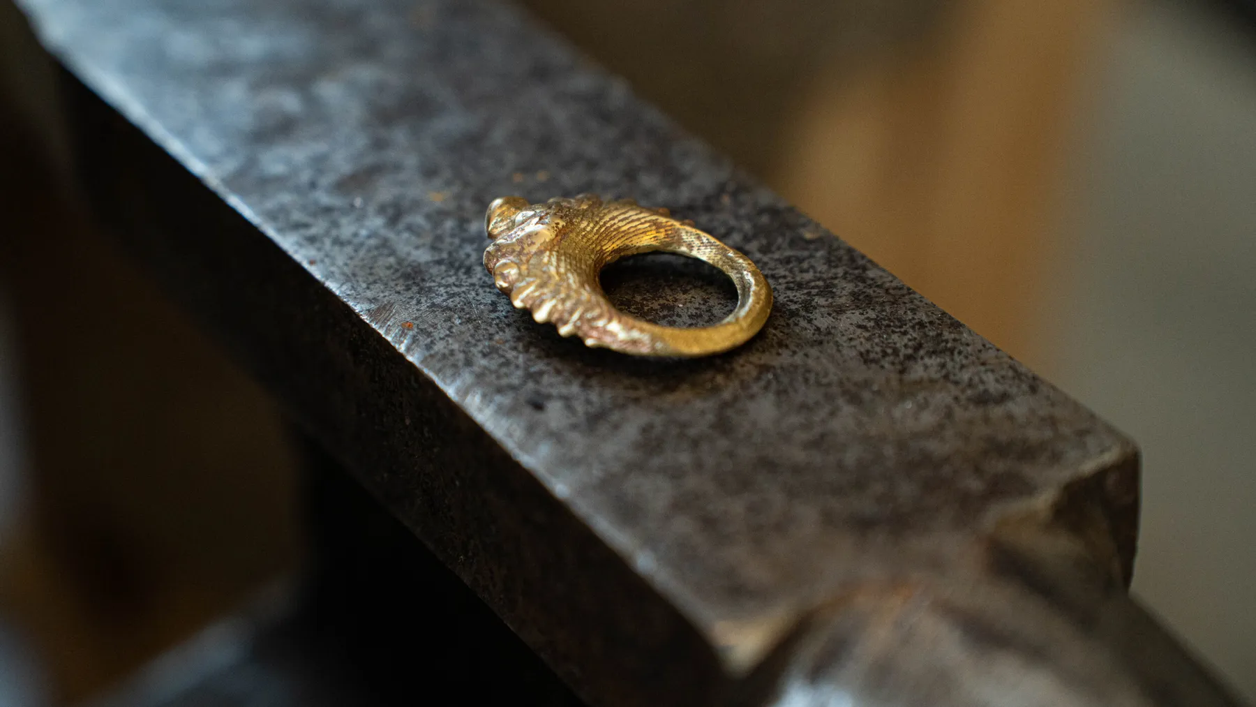 Réalisez votre bijou en fonte artisanale avec Marine - Image n°4 - Wecandoo