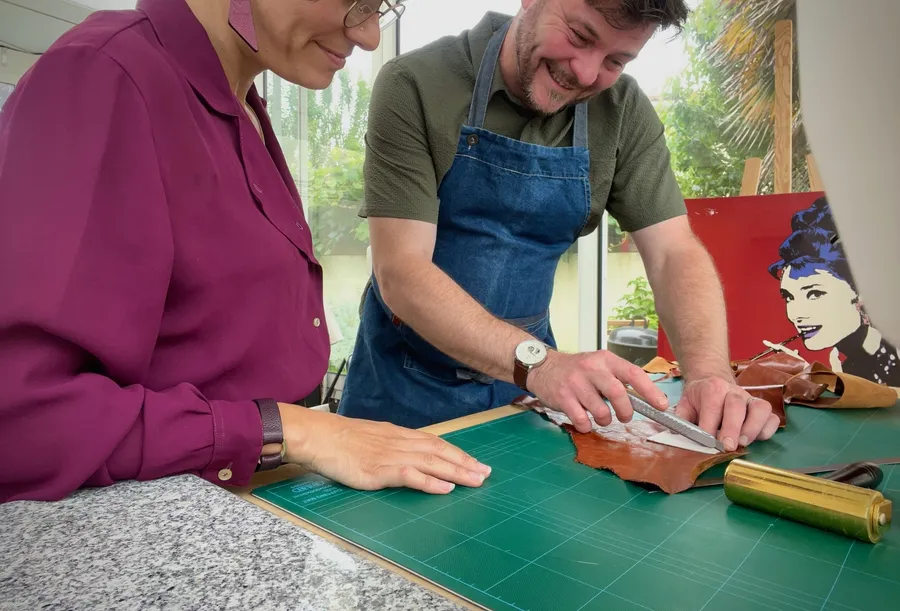 Réalisez votre porte-cartes en cuir au point sellier avec Céline - Image n°1 - Wecandoo