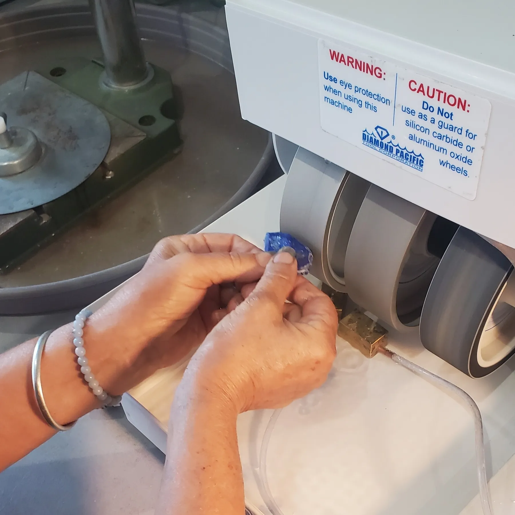 Taillez votre pendentif en pierre naturelle avec Céline - Image n°2 - Wecandoo