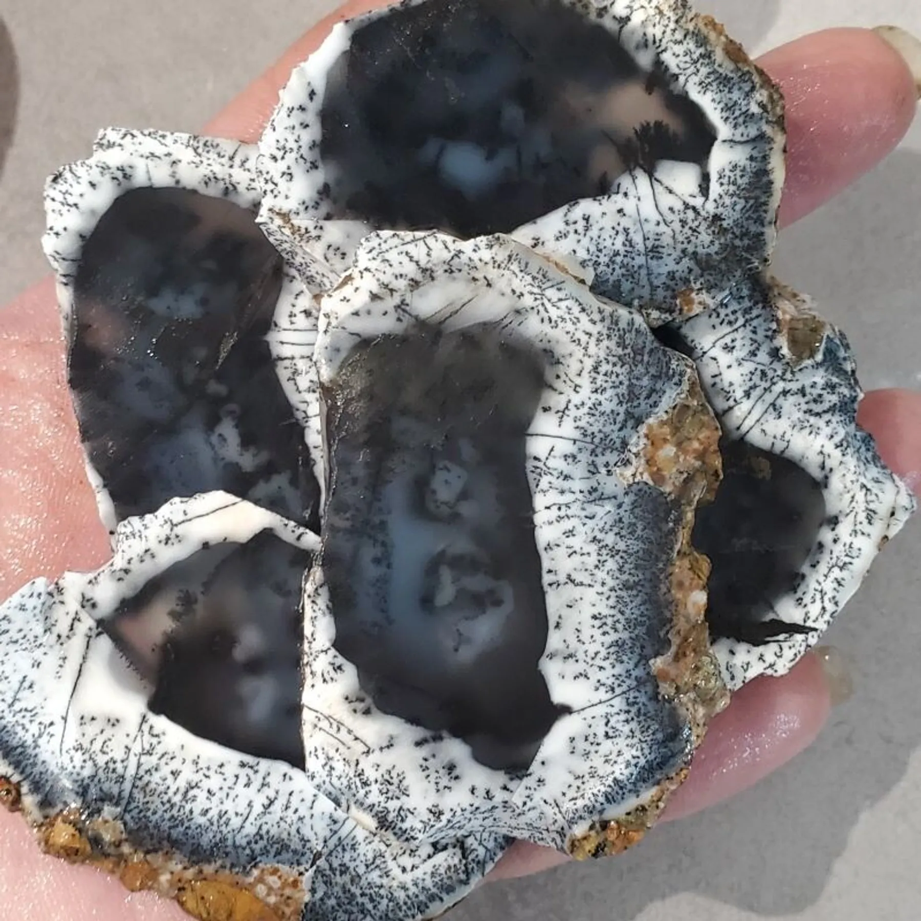 Taillez votre pendentif en pierre naturelle avec Céline - Image n°3 - Wecandoo