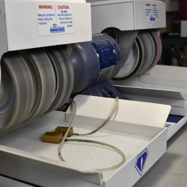 Taillez votre pendentif en pierre naturelle avec Céline - Image n°5 - Wecandoo