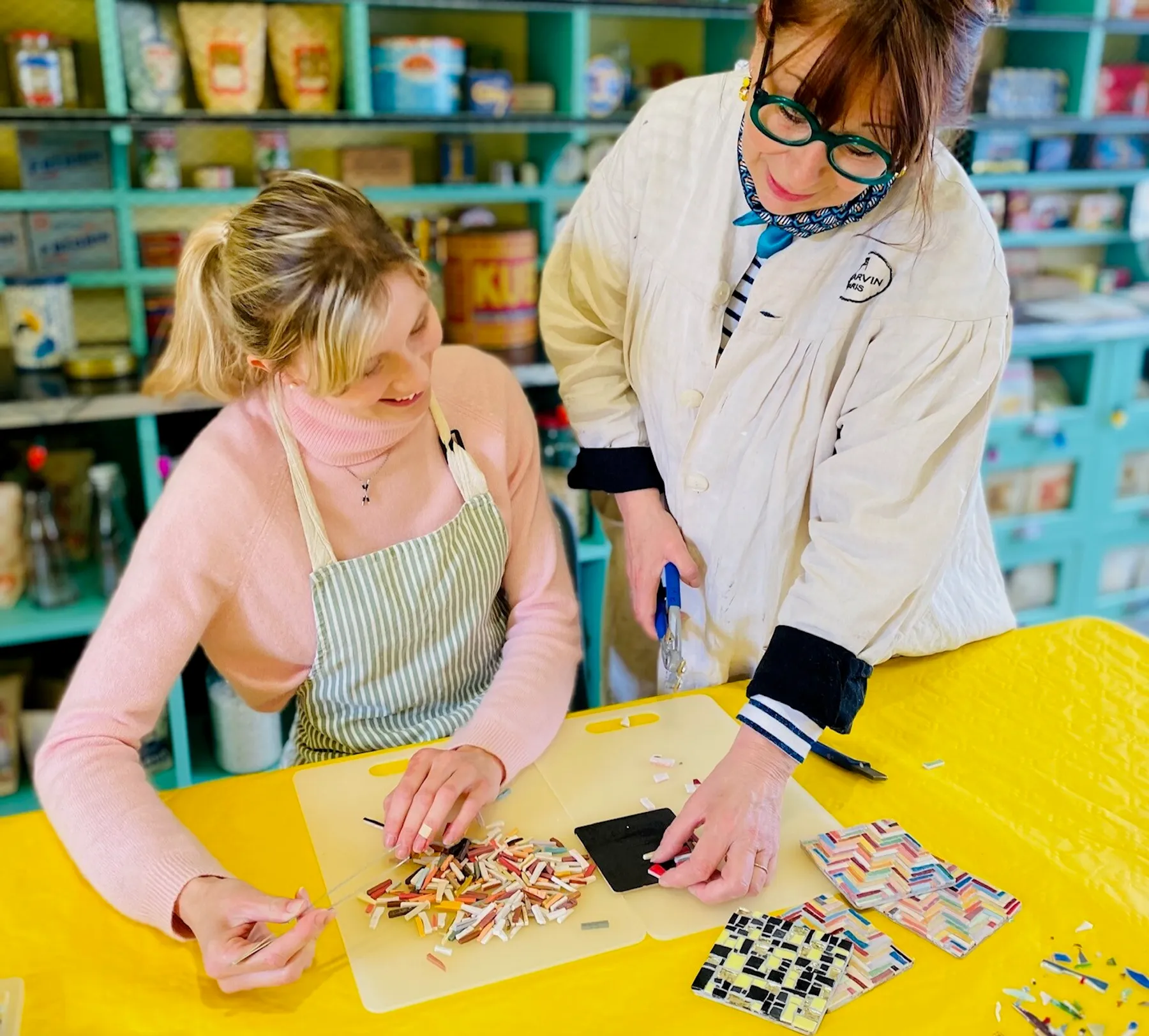 Réalisez vos quatre dessous de verre en mosaïque avec Régine - Image n°4 - Wecandoo