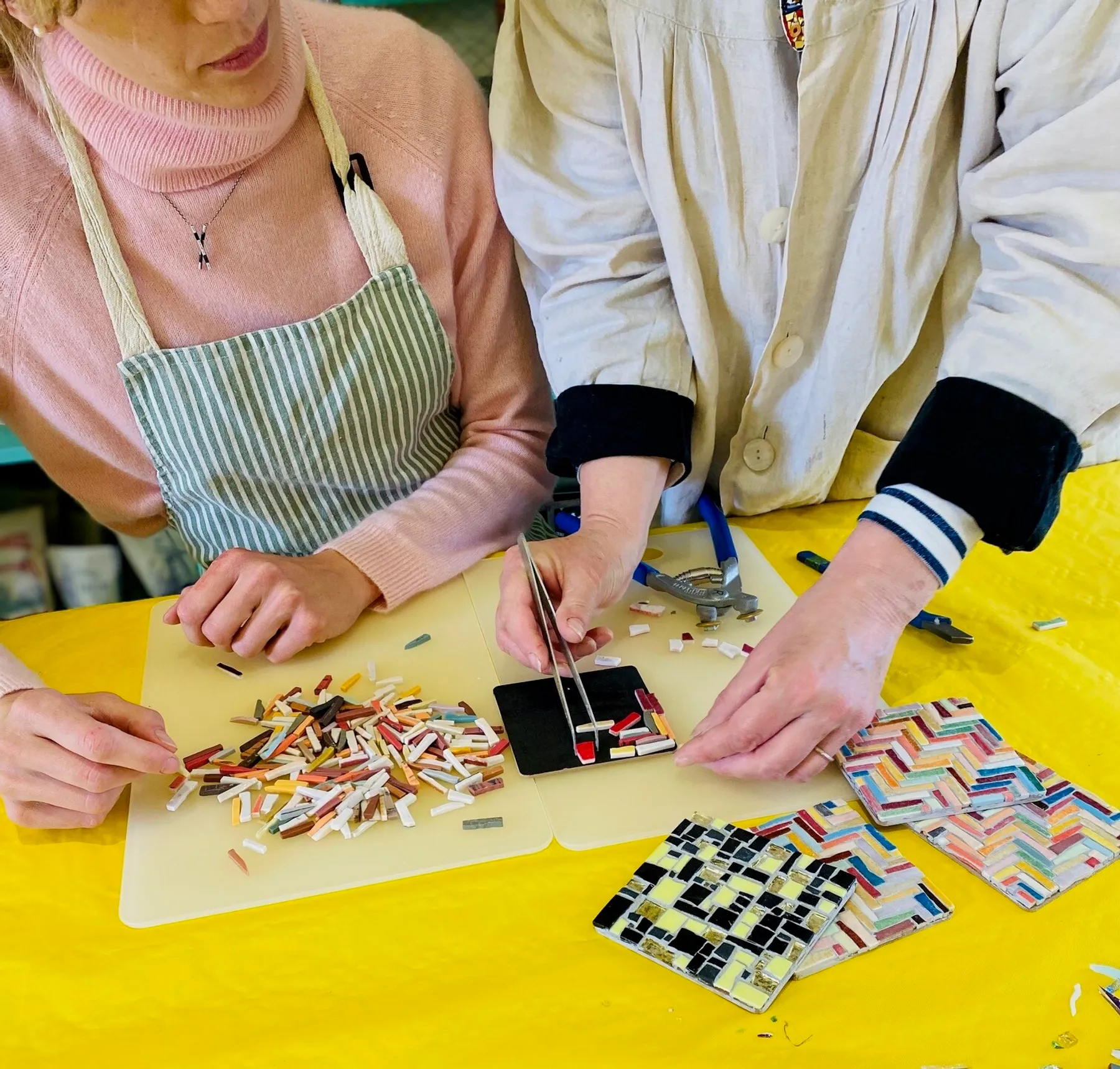 Réalisez vos quatre dessous de verre en mosaïque avec Régine - Image n°5 - Wecandoo