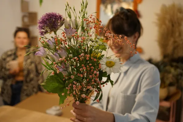 Réalisez votre bouquet de fleurs avec Maud et Camille - Image n°3 - Wecandoo