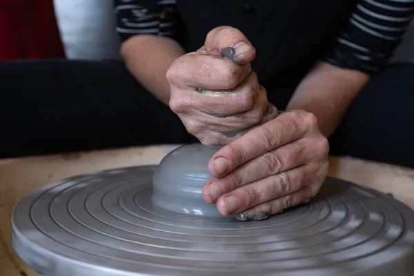 Initiez-vous au tour de potier sur une journée avec Héloïse - Afbeelding nr. 2 - Wecandoo