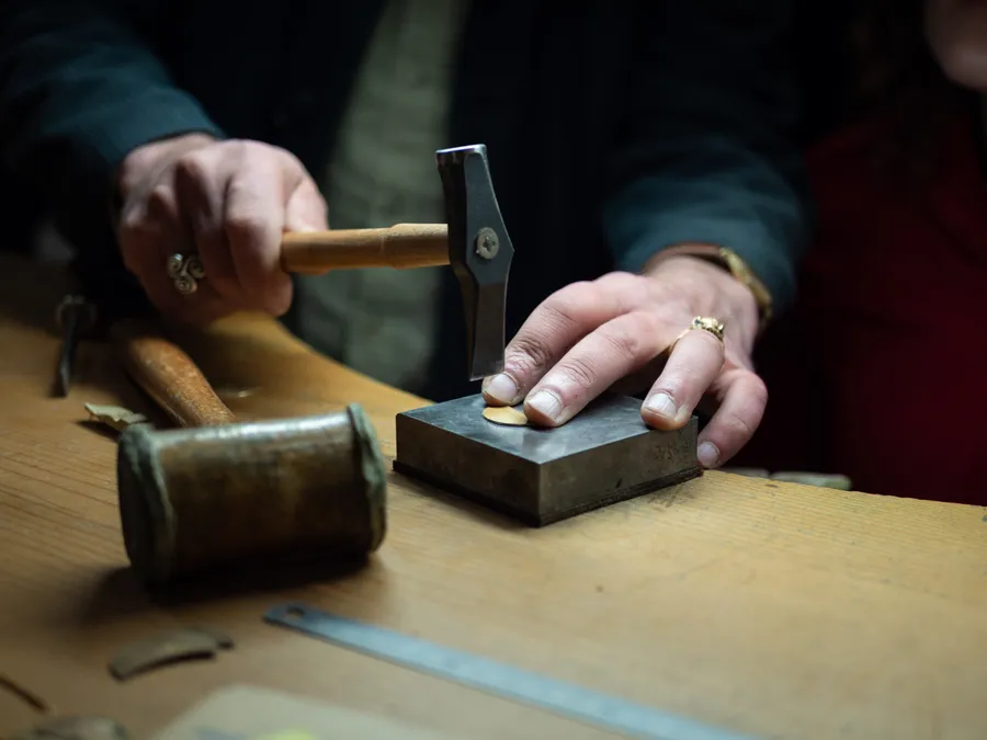 Réalisez vos boucles d'oreilles martelées avec Michel - Image n°1 - Wecandoo