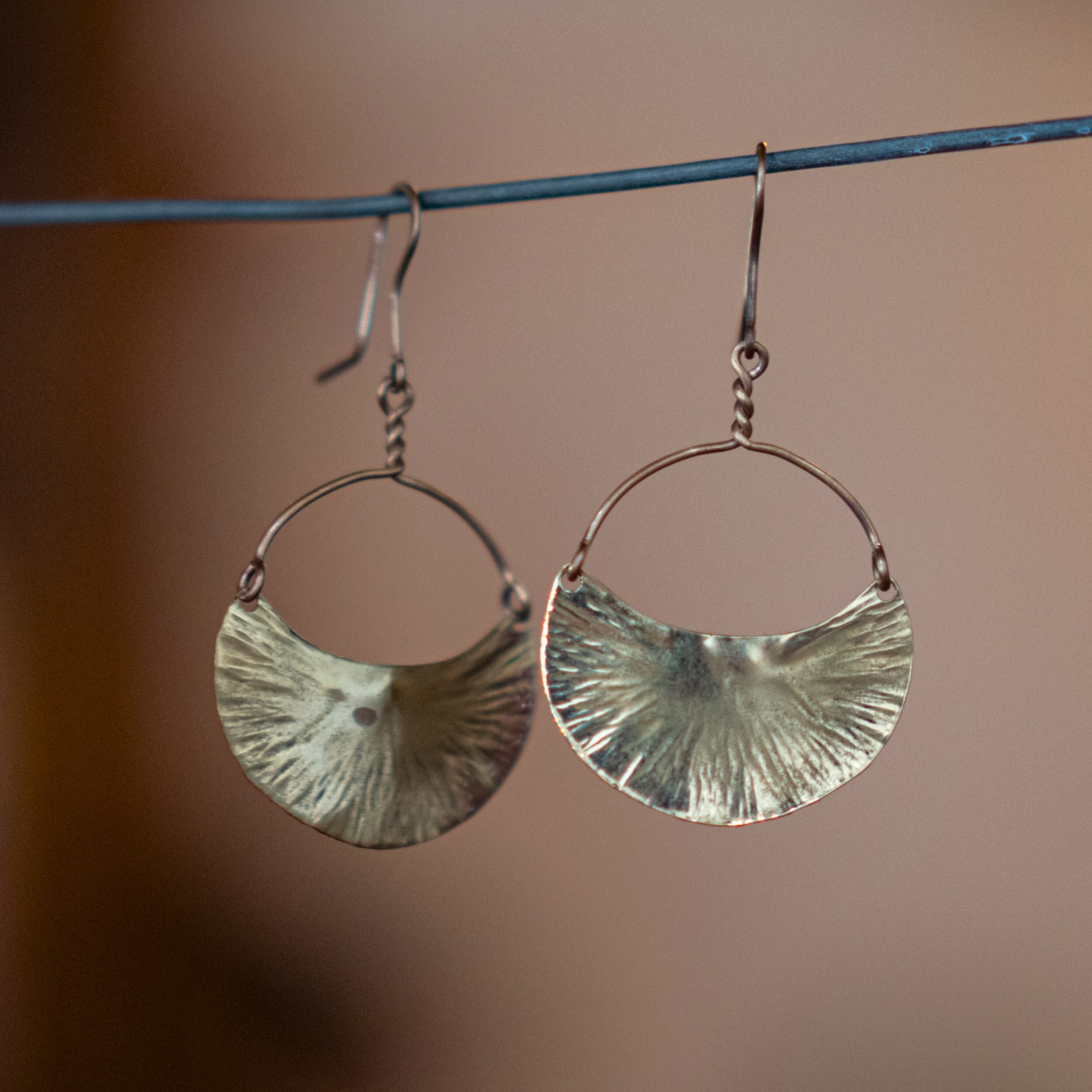 Réalisez vos boucles d'oreilles martelées