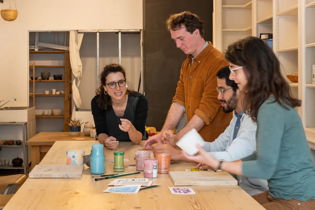 Modelez votre pièce et dégustez du vin en groupe