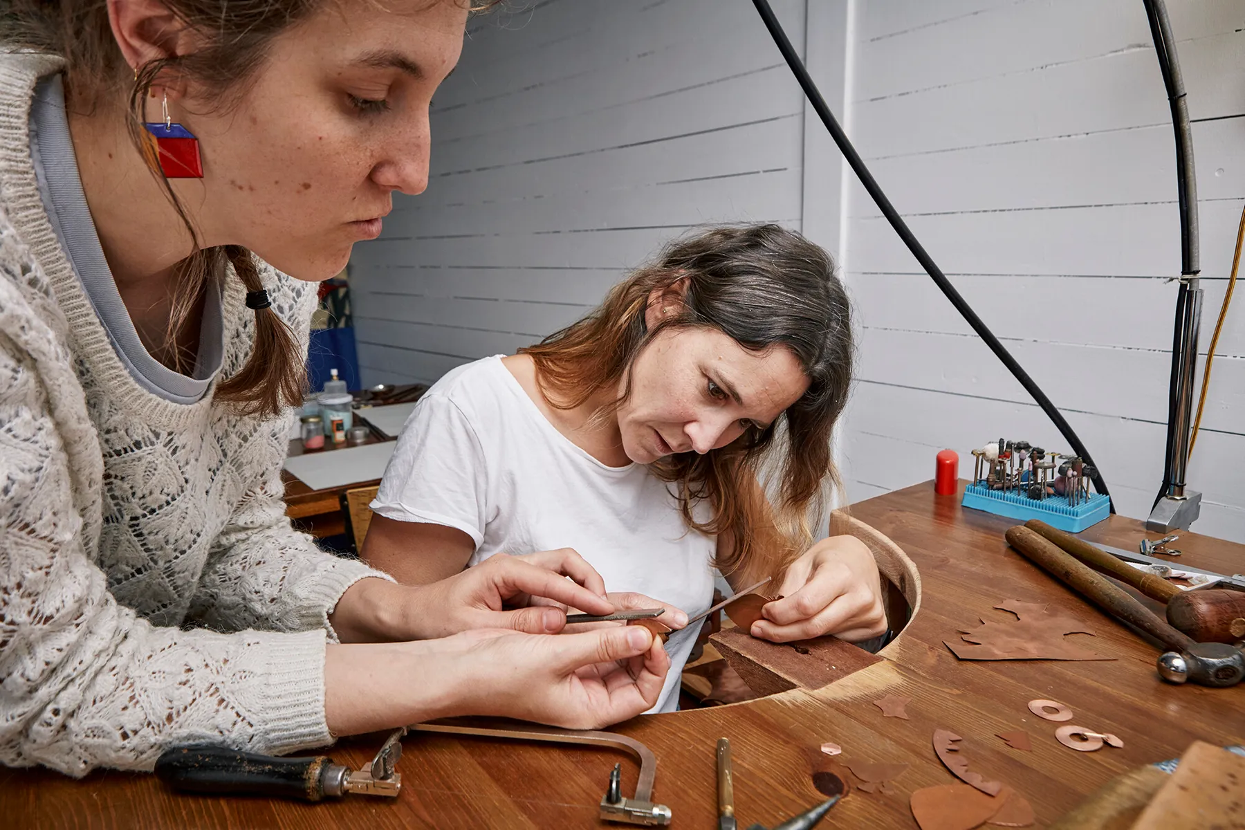 Réalisez votre bijou personnalisé en émail sur cuivre avec Clarisse - Image n°2 - Wecandoo