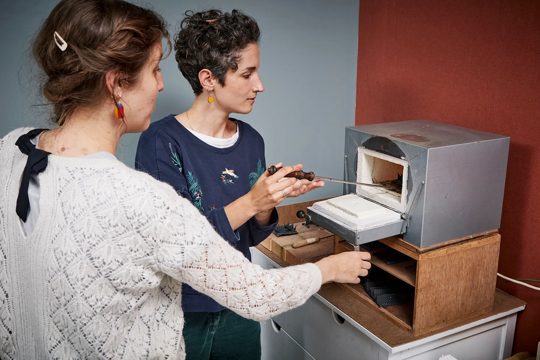 Réalisez votre bijou personnalisé en émail sur cuivre avec Clarisse - Image n°4 - Wecandoo