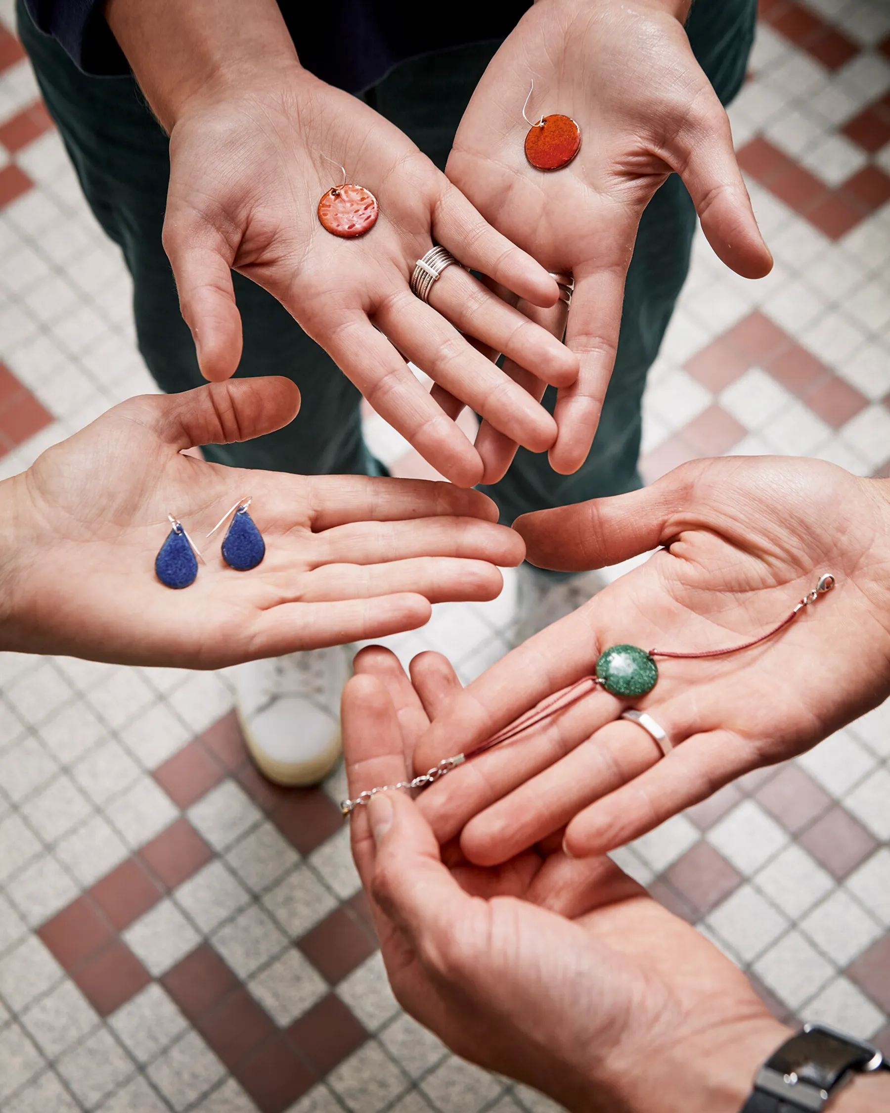 Réalisez votre bijou personnalisé en émail sur cuivre avec Clarisse - Image n°3 - Wecandoo