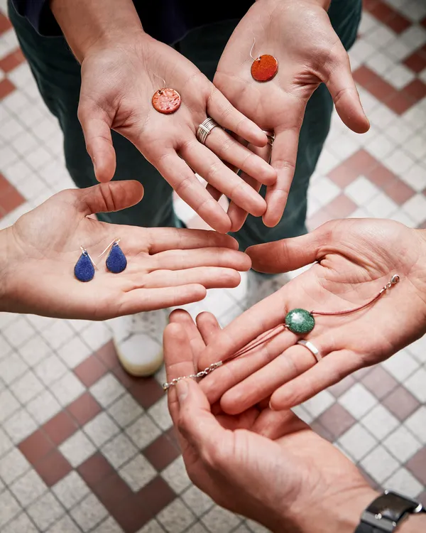 Réalisez votre bijou personnalisé en émail sur cuivre avec Clarisse - Image n°3 - Wecandoo