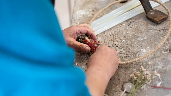 Réalisez votre couronne de fleurs séchées avec Sylvie - Image n°2 - Wecandoo
