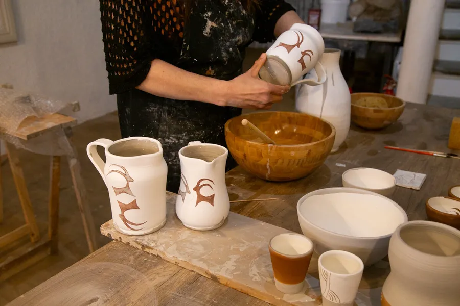 Initiez-vous au modelage et aux techniques de décor sur céramique avec Laura - 2J - Afbeelding nr. 1 - Wecandoo