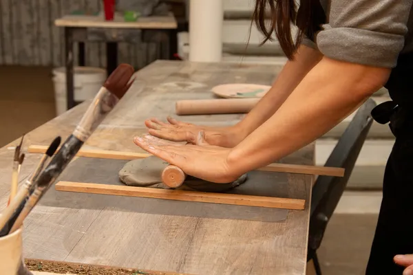 Initiez-vous au modelage et aux techniques de décor sur céramique avec Laura - 2J - Afbeelding nr. 2 - Wecandoo