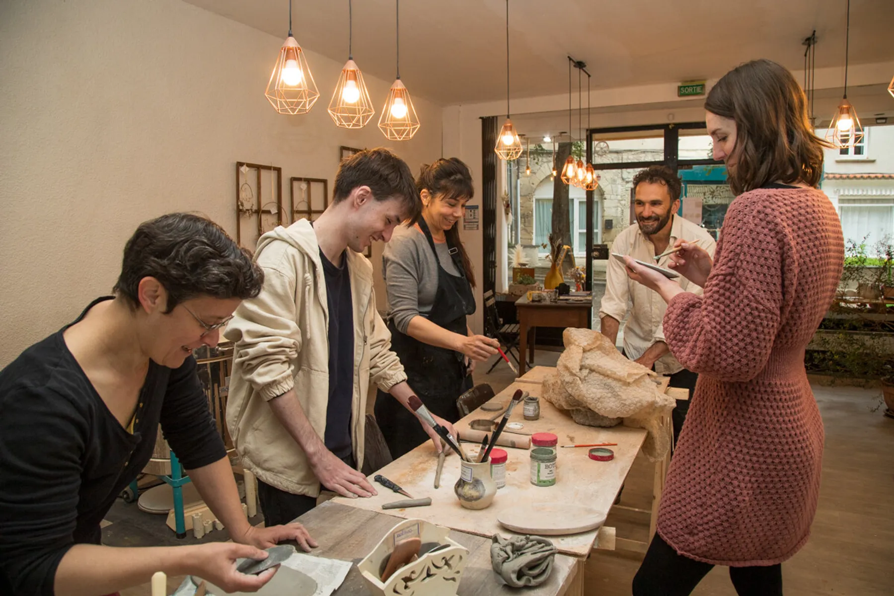 Initiez-vous au modelage et aux techniques de décor sur céramique avec Laura - 2J - Image n°4 - Wecandoo