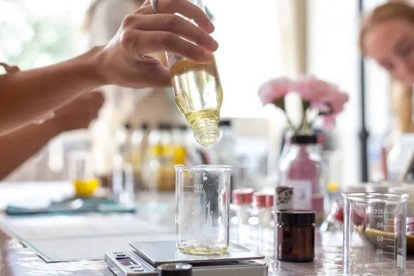 Créez votre duo de soins pour cheveux en laboratoire avec Laurie - Image n°5 - Wecandoo