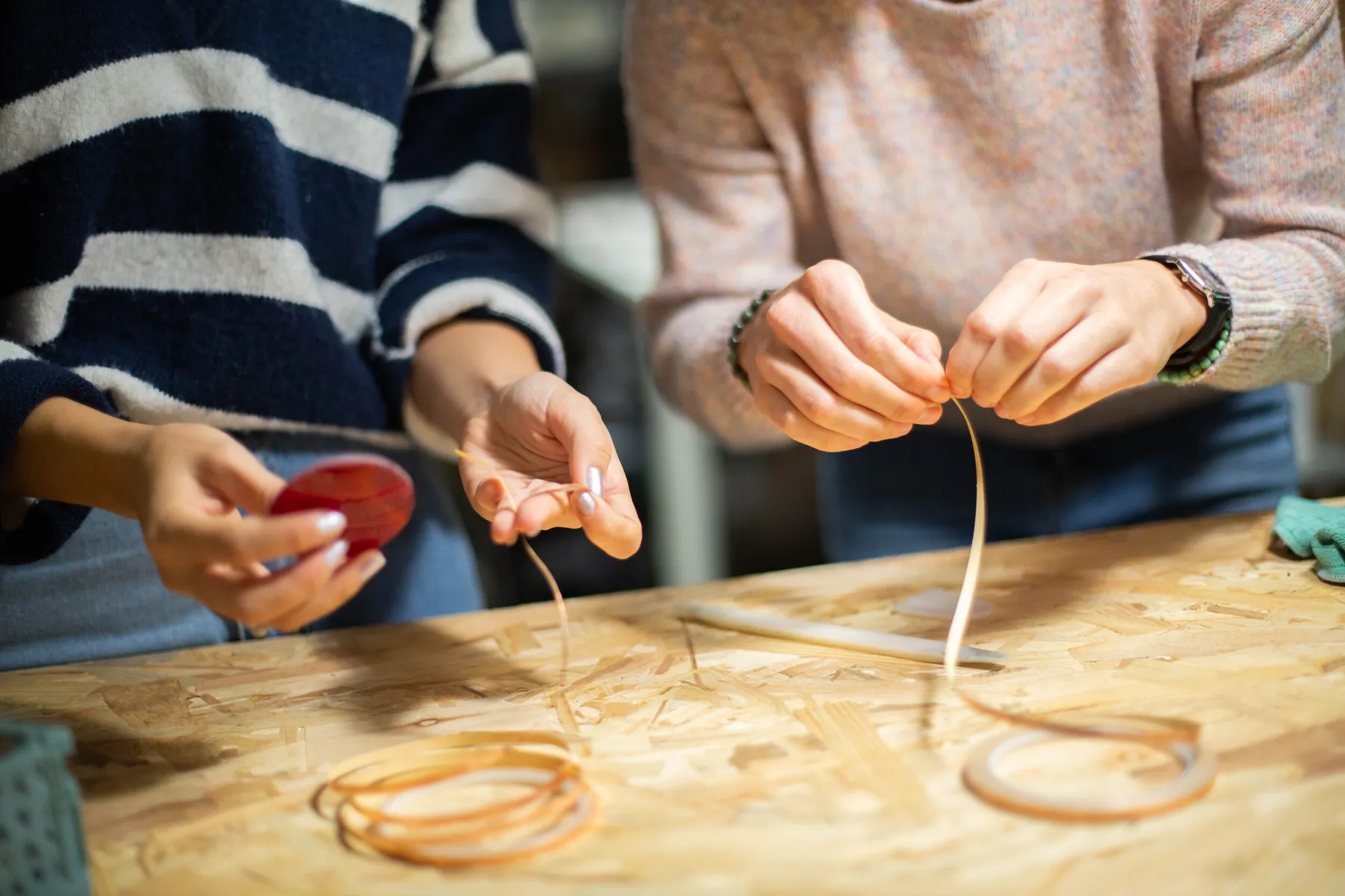 Fabriquez votre bouquet de fleurs de verre avec Marie - Image n°4 - Wecandoo