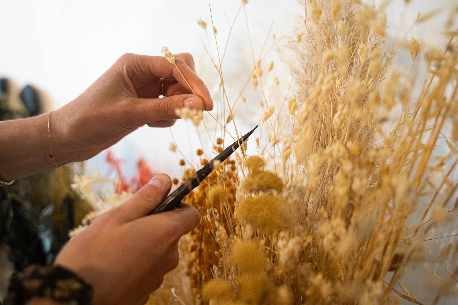Réalisez votre peigne ou bracelet en fleurs séchées sur votre lieu avec Isabelle - Image n°1 - Wecandoo