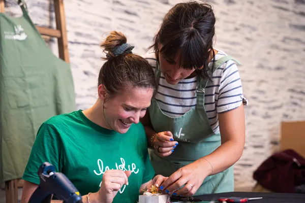 Réalisez votre peigne ou bracelet en fleurs séchées sur votre lieu avec Isabelle - Afbeelding nr. 3 - Wecandoo