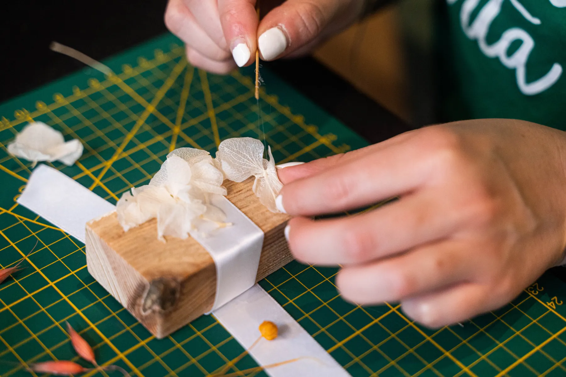 Réalisez votre peigne ou bracelet en fleurs séchées sur votre lieu avec Isabelle - Image n°4 - Wecandoo