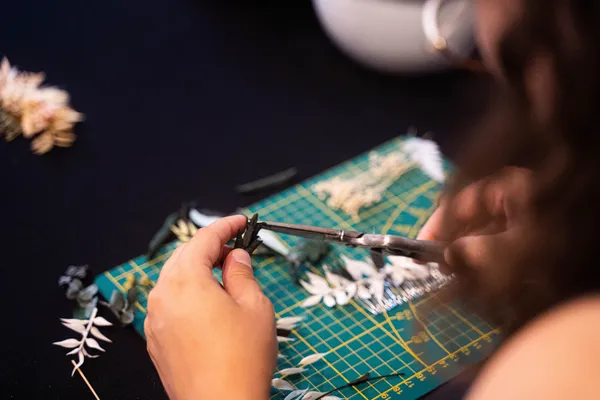 Réalisez votre peigne ou bracelet en fleurs séchées avec Isabelle - Image n°1 - Wecandoo