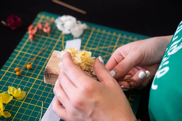 Réalisez votre peigne ou bracelet en fleurs séchées avec Isabelle - Image n°4 - Wecandoo