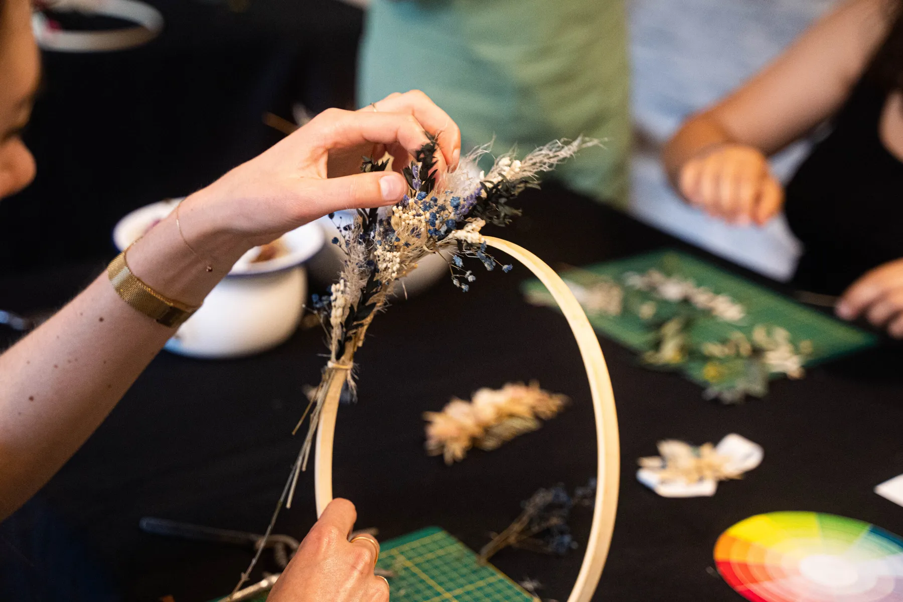 Réalisez votre couronne de fleurs séchées sur votre lieu avec Isabelle - Image n°4 - Wecandoo