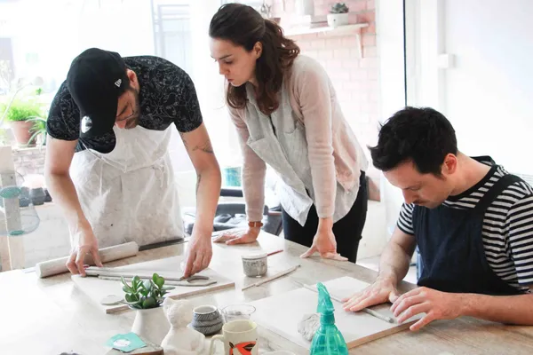 Faites découvrir à votre équipe le monde de la céramique et modelez vos tasses avec Caroline et Gaetan - Afbeelding nr. 2 - Wecandoo