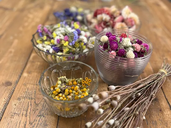 Réalisez votre couronne de fleurs séchées avec Clarisse - Image n°2 - Wecandoo