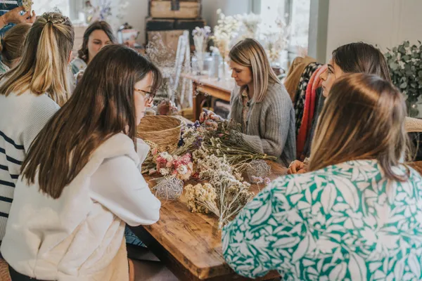 Réalisez votre couronne de fleurs séchées avec Clarisse - Image n°4 - Wecandoo