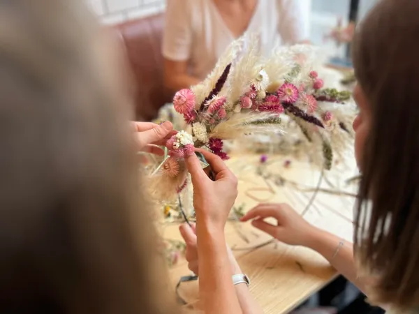Réalisez votre couronne de fleurs séchées avec Clarisse - Image n°5 - Wecandoo